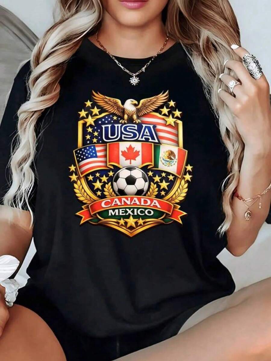 Mujer Camiseta de manga corta con estampado térmico de insignias de banderas coloridas, patrón de fútbol con banderas internacionales, cuello redondo moderno - Negro - Ver 1