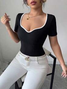 Camiseta de manga corta con cuello corazón para mujer, detalles de ribete blanco en el cuello y las mangas, tejido de punto, ajustada, joven, elegante y versátil - Blanco y Negro - Ver 4
