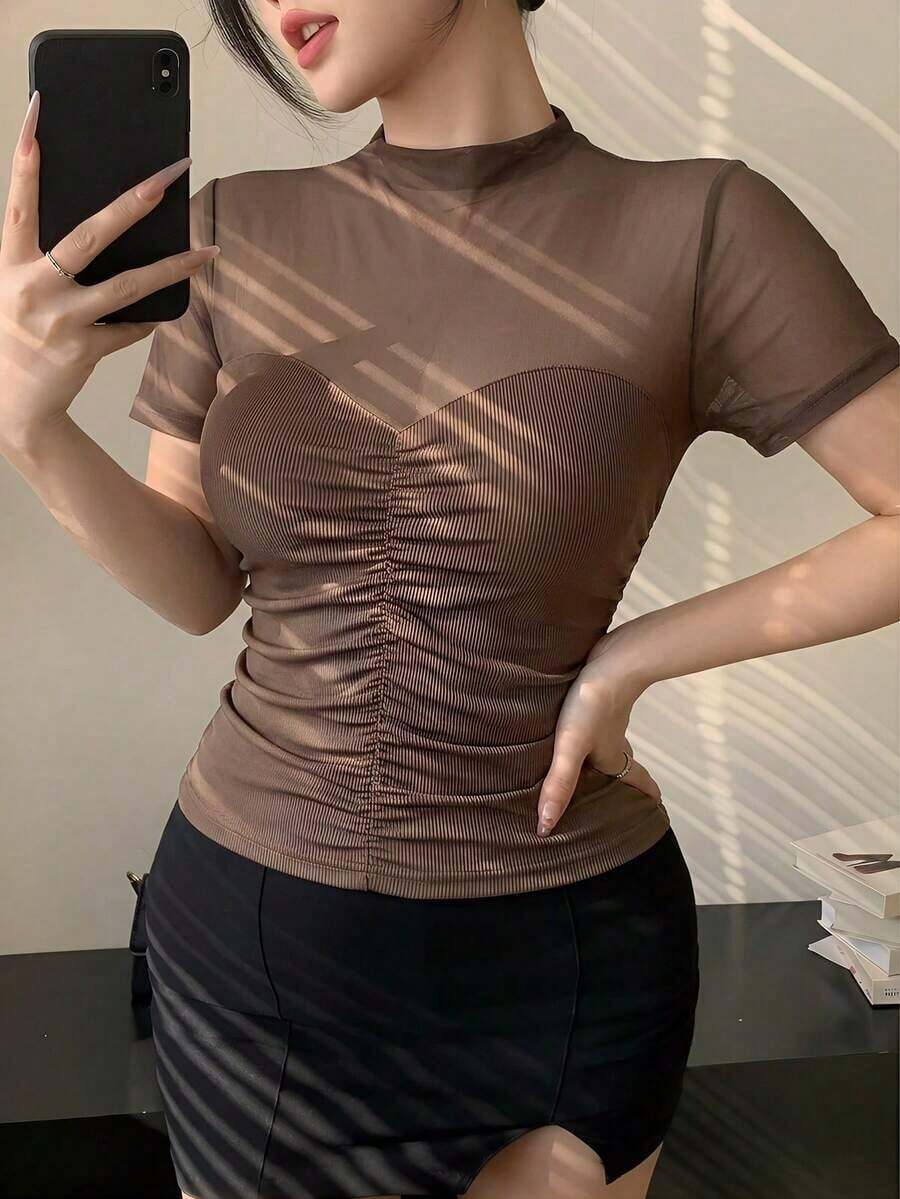 Blusa corta de manga corta de malla transparente elegante y ajustada para mujer, con parches de lunares de malla, ideal para primavera y verano, de uso versátil para San Valentín, boda, fiesta, banquete - Marrón - Ver 1