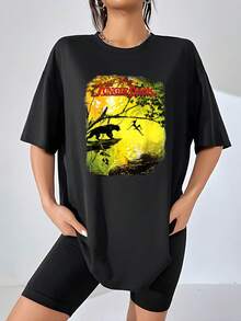 Escena vibrante de la selva iluminada por el sol simbolizando libertad y conexión con la naturaleza inspirada en aventuras entre animales y humanos camiseta de mujer  cómoda y moderna para uso diario - Negro - Ver 1