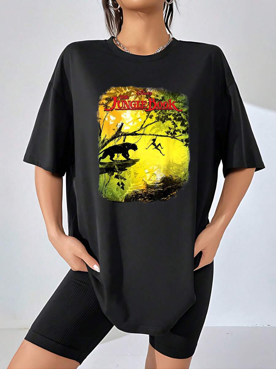Escena vibrante de la selva iluminada por el sol simbolizando libertad y conexión con la naturaleza inspirada en aventuras entre animales y humanos camiseta de mujer cómoda y moderna para uso diario - Negro - Ver 1