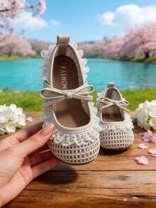 Một đôi sandal lưới xuyên thấu kiểu mới năm 2026 dành cho bé gái, đế bằng và chất liệu lưới. Có điểm nhấn là viền ren dễ thương và kiểu dáng ba lê. Giày công chúa cho bé gái. Dễ thương và ngọt ngào, rất đa năng, phù hợp để mang hàng ngày hoặc đi chơi. - Màu be - Xem 1