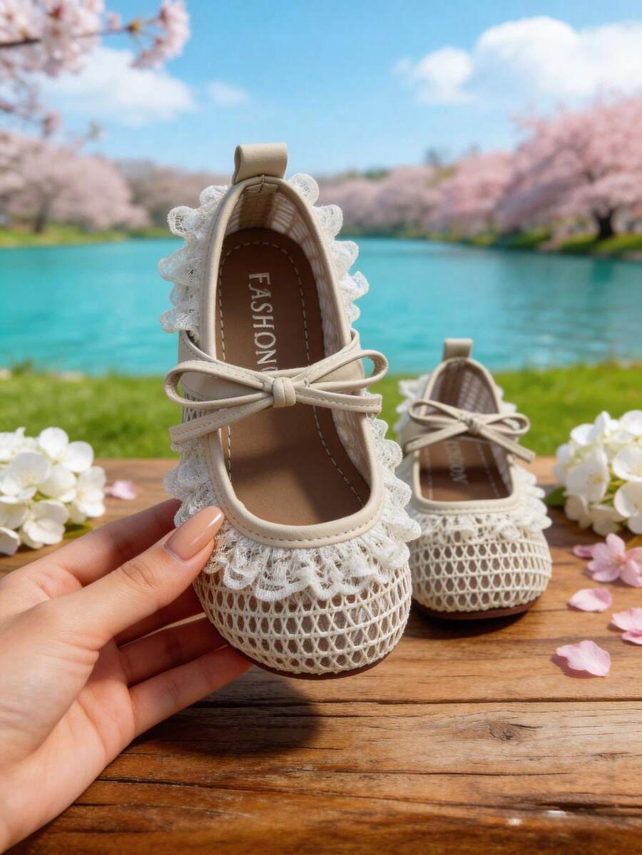 Một đôi sandal lưới xuyên thấu kiểu mới năm 2026 dành cho bé gái, đế bằng và chất liệu lưới. Có điểm nhấn là viền ren dễ thương và kiểu dáng ba lê. Giày công chúa cho bé gái. Dễ thương và ngọt ngào, rất đa năng, phù hợp để mang hàng ngày hoặc đi chơi. - Màu be - Xem 1