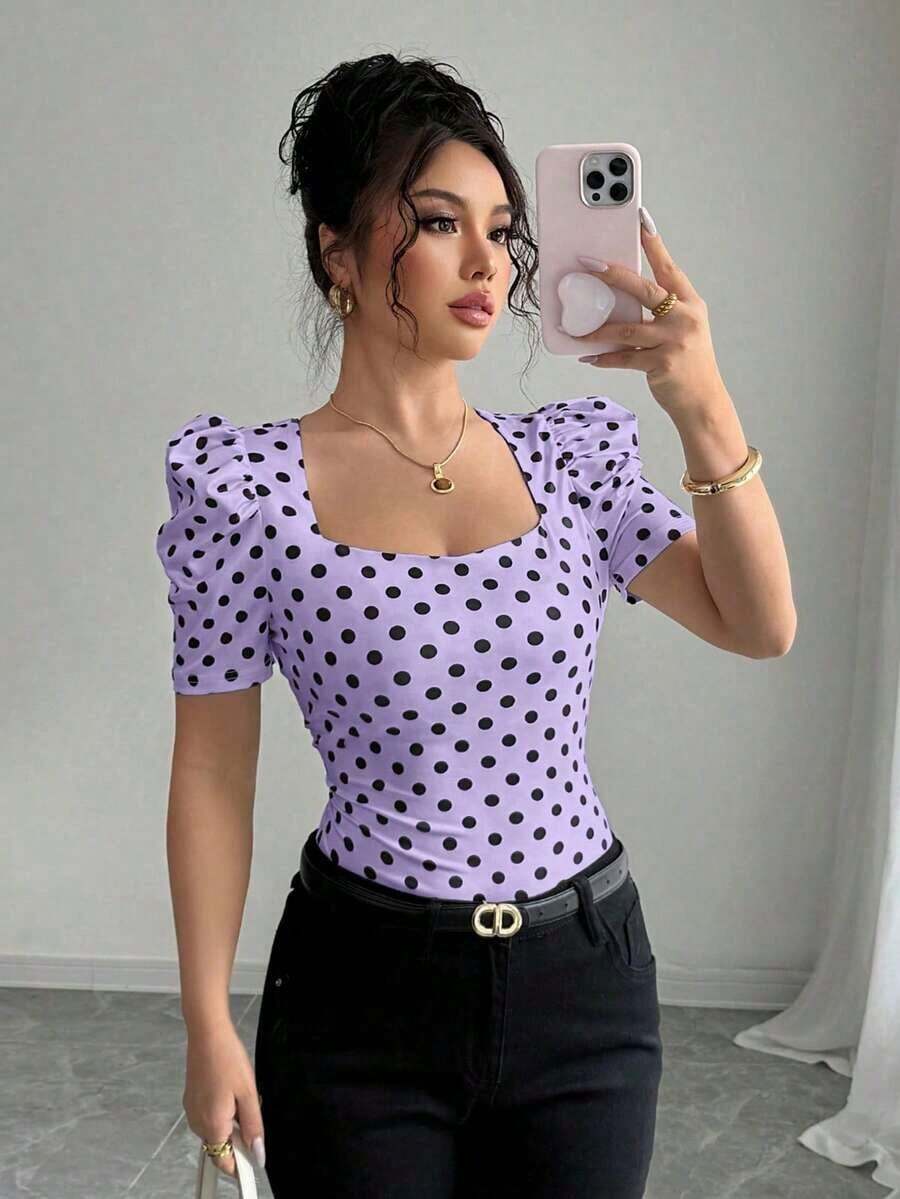 Camiseta casual de mujer, elegante y sexy, de manga corta, cuello joya, mangas abullonadas, puños fruncidos, estampado de lunares blancos y negros, silueta ajustada, adecuada para vacaciones - Multicolor 2 - Ver 1