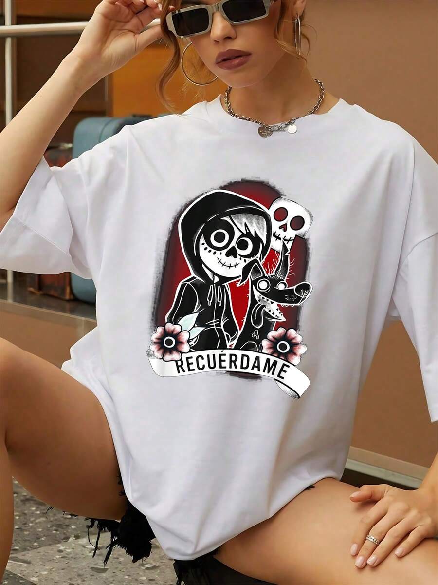 The Print Features A Skull-Faced Character Accompanied By A Skeletal Dog And Flowers, Symbolizing Memory And Eternal Love, Inspired By The Day Of The Dead Tradition. A Comfortable And Modern Women's T-Shirt - 白色 - 查看 1