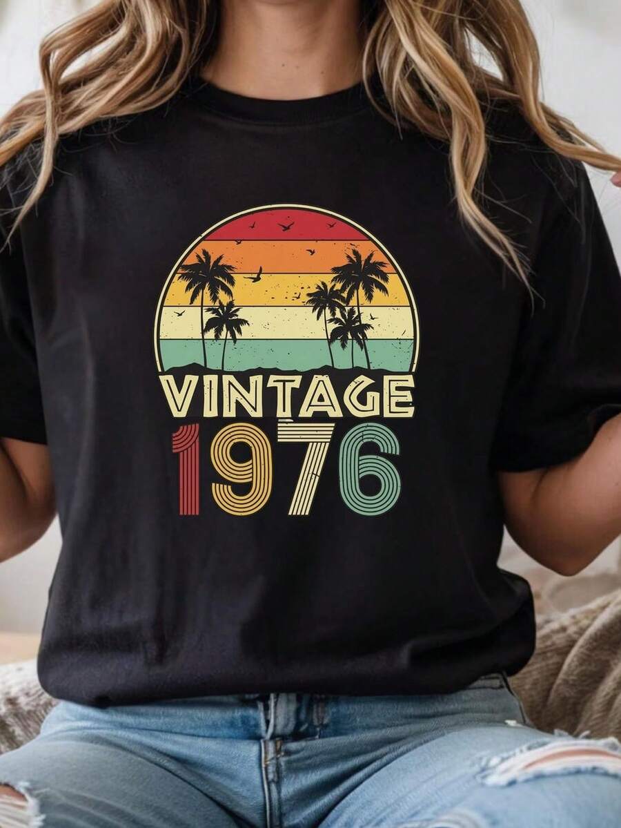 Camiseta vintage personalizada de 1976, camiseta de cumpleaños de 1976, regalo clásico de cumpleaños de 1976, camiseta vintage Palm SunS1et de 1976, camiseta de cumpleaños de 1976. Camiseta unisex de algodón puro de 220 g, peso ideal para todas las estaciones, adecuada tanto para hombres como para mujeres. Tejido duradero de alta calidad, suave al tacto y de larga duración. Parte superior transpirable. Adecuada para la primavera y el verano de las mujeres, vacaciones, Día de la Madre, Día de la Independencia. - Negro - Ver 1