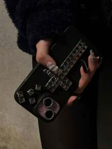 1 chiếc ốp lưng điện thoại Halloween DIY Stud Punk Cool Cross Religious Rock N Roll Rivet Metal Leather tương thích với iPhone 17 Pro Max 16 15 14 13 12 11 Pro Max Plus. - Đinh tán ngẫu nhiên màu đen - Xem 3