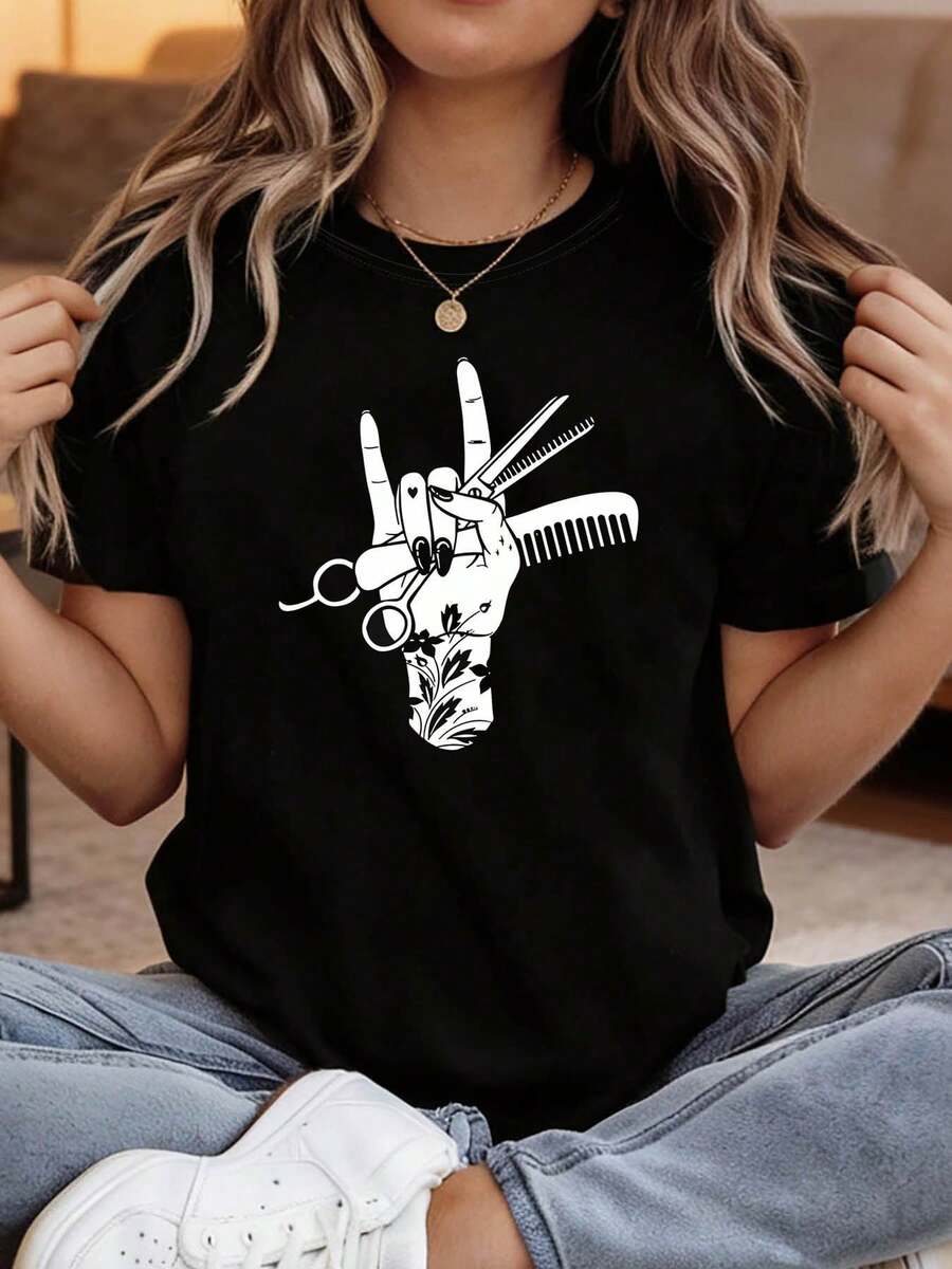 Camiseta de manga corta para mujer, de estilo moderno y profesional, con cuello redondo, para primavera-verano, con un estampado de tijeras y un peine formando un patrón de gesto de la mano, adecuada para compras informales, regalos de vacaciones, reuniones con amigos y ropa de ocio. - Negro - Ver 1