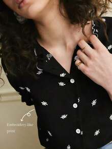 Camisa azul de mujer con cuello con volantes, mangas de pétalos y textura de tela suave, estilo francés casual de vacaciones, primavera/verano - Negro - Ver 2