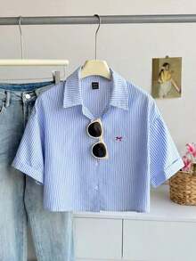 ElCamisa de manga corta holgada con bordado de mariposa a rayas azules para mujer, corta - Azul y blanco - Ver 3