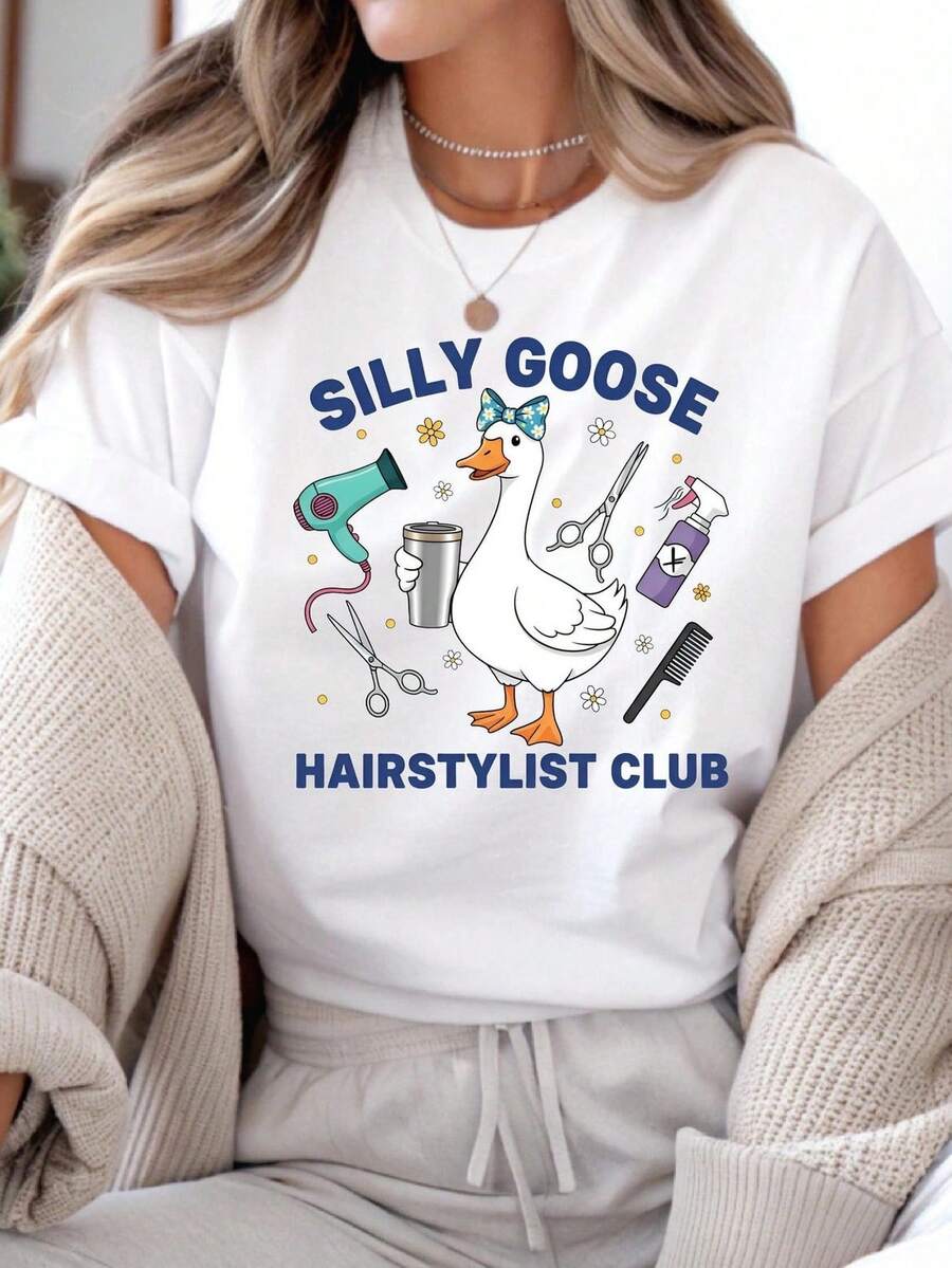 Silly Goose Hairdressing Club T-Shirt, Funny Goose T-Shirt, Hairdresser T-Shirt, Humorous Salon Apparel, Hairdresser Gift. Unisex 220g Pure Cotton T-Shirt, Ideal Weight For All Seasons, Suitable For Both Men And Women. Durable, High-Quality Fabric, Soft To The Touch And Long-Lasting. Breathable Top. Suitable For Women's Spring And Summer, Holidays, Mother's Day, And Independence Day. - 白色 - 查看 1