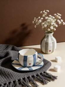 1 Set Taza de Café y Plato de Cerámica con Borde Ondulado y Rayas en Forma de Corazón de 300ml, Hecho de Cerámica de Alta Calidad sin Plomo, Taza con Asa Resistente al Calor, Apto para Lavavajillas. Perfecto para Disfrutar de Varias Bebidas, Se Puede Usar como Taza de Jugo, Taza de Avena, Taza de Café, Etc., También Adecuado como Set de Regalo o Útiles Escolares. También Se Puede Usar como Regalo de Inauguración de Casa, Regalo de Boda - Multicolor - Ver 7