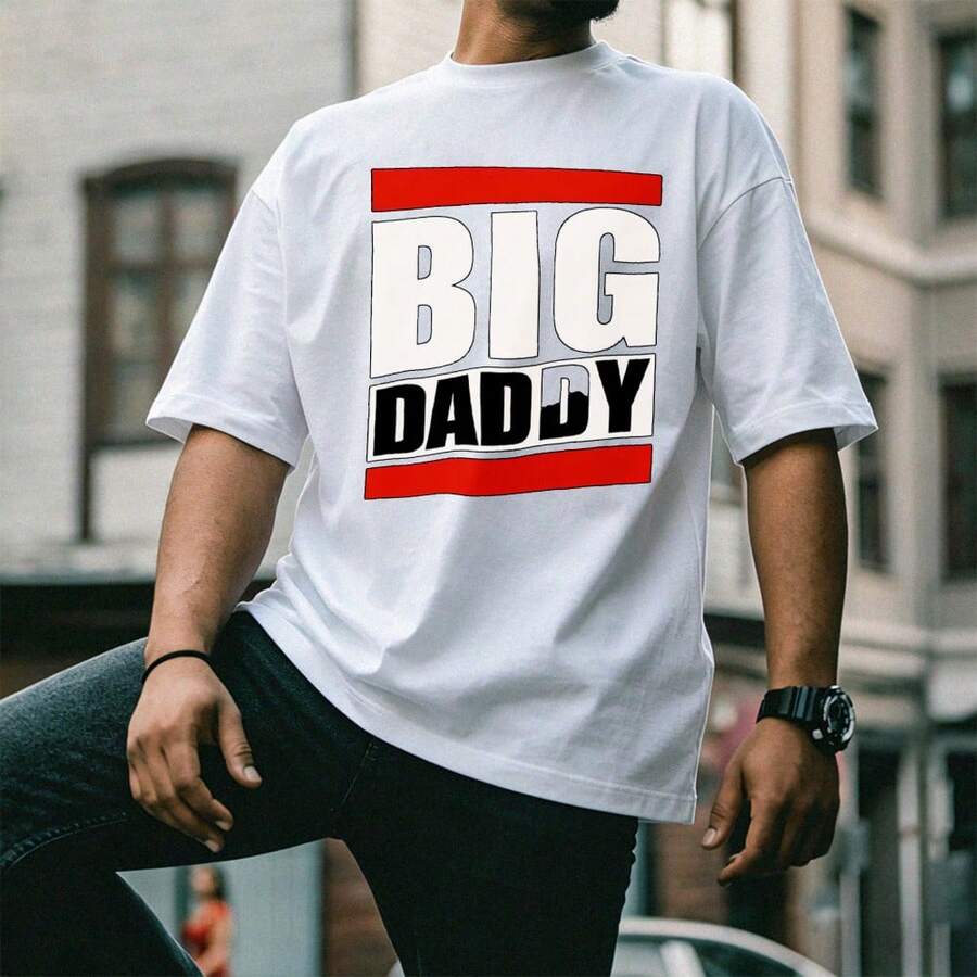 [2D Flat] BIG DADDY In White Letters With Black Borders And Red Lines At The Top And Bottom On A Black T-Shirt, Rectangular Shape. Acrylic Pendant Ornament For Interior Decoration & Birthday Gifts, Festival Gift For Fathers - 白色 - 查看 1