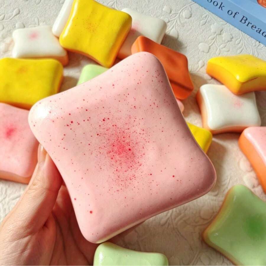 Bánh mì mềm dẻo bán chạy nhất - Kết cấu siêu mềm và ẩm - Đồ chơi bóp hình bánh mì nướng kem - Độ đàn hồi chậm - Đồ chơi thực phẩm chân thực - Hương thơm bánh mì - Đồ chơi bóp giảm căng thẳng - Dành cho bé trai và bé gái - Món quà hoàn hảo