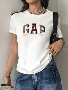 Letras grandes con textura a cuadros de estilo universitario que evocan energía juvenil y confianza moderna perfectas para combinar con atuendos casuales camiseta de mujer casual elegante - Blanco - Ver 1