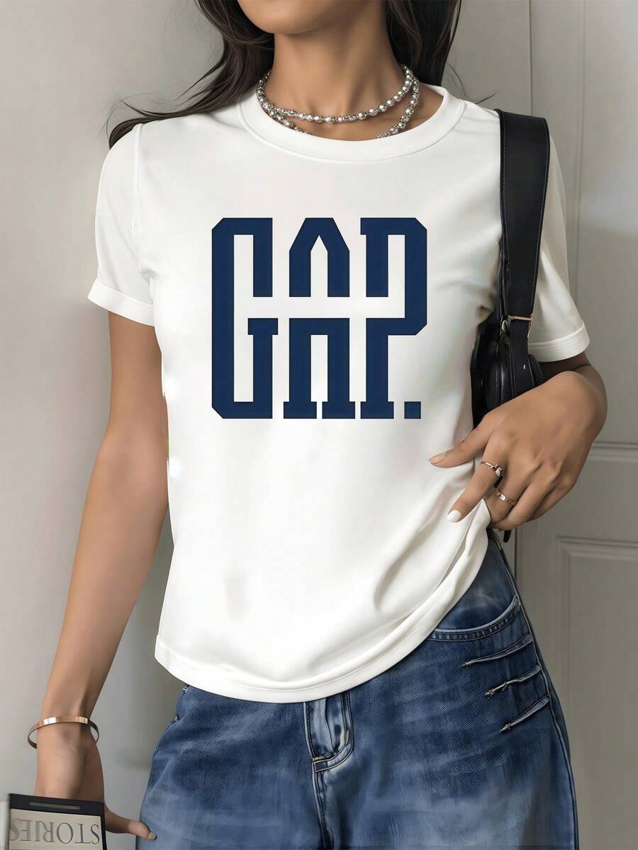 Letras grandes en tono azul oscuro que evocan equilibrio entre fuerza y elegancia transmitiendo una sensación moderna y segura camiseta de mujer casual moderna combinable con jeans o faldas - Blanco - Ver 1