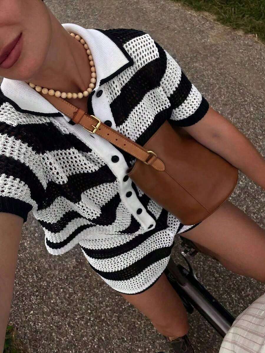 Elegante conjunto de moda casual de primavera/verano para mujer, ideal para vacaciones y playa, con top de manga corta de cuello redondo con abertura y botones, y shorts, en estilo de punto a rayas y hueco - Blanco y Negro - Ver 1