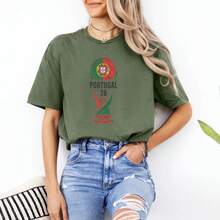 Camiseta Gráfica de Fútbol Estilo Homenaje a la Bandera de Portugal, Diseño Animado de Trofeo de Torneo Mundial, Regalo Inspirado en el Fútbol para Aficionados, Camiseta Unisex - Negro (Solo disponible en blanco y negro) - Ver 1