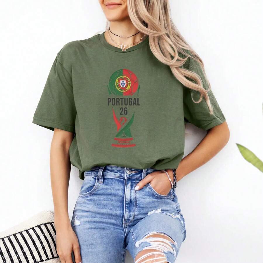 Camiseta Gráfica de Fútbol Estilo Homenaje a la Bandera de Portugal, Diseño Animado de Trofeo de Torneo Mundial, Regalo Inspirado en el Fútbol para Aficionados, Camiseta Unisex - Negro (Solo disponible en blanco y negro) - Ver 1