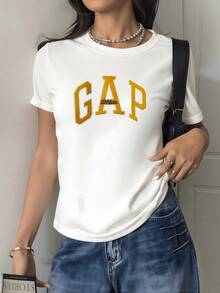 Large Gold-Tone Lettering With A Light Outline Expresses Youthful Energy And Modern Confidence In A Casual Urban Style, A Comfortable Women's T-Shirt For Everyday Wear. - 白色 - 查看 8