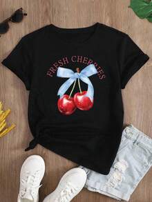 Oversized White T-Shirt With Cherries And A Blue Bow, Ideal For Casual Summer Outfits. Loose-Fitting Youth T-Shirt With A "Fresh Cherries" Cherry Design, A Flirty Style To Combine With Jeans Or Shorts. Summer T-Shirt With A Cherry Graphic And Text, A Feminine And Flattering Style. - YH433-黑色 - 查看 2