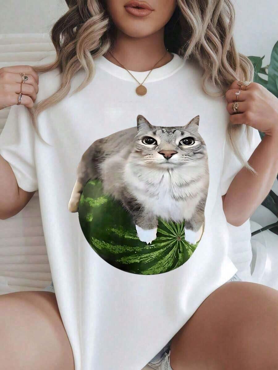 Camiseta Casual de Manga Corta para Mujer - Diseño de Gato de Pie sobre una Rodaja de Sandía, Cuello Redondo, Top de Verano, Lavable a Máquina, Camisetas para Damas, Ropa Casual, Estilo Moderno, Ajuste Cómodo  
 -Blanco - Blanco - Ver 1