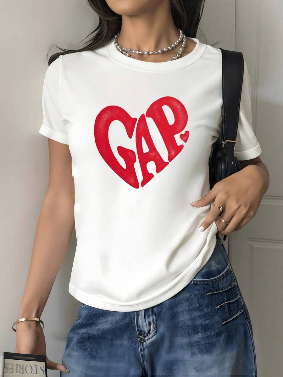 Large Red Heart Symbolizes Passion, Confidence, And Energy, Representing The Love That Drives Dreams And The Inner Strength That Makes A Woman's Personality Shine. Attractive And Modern Casual Women's T-Shirt For Everyday Wear. - 白色 - 查看 1