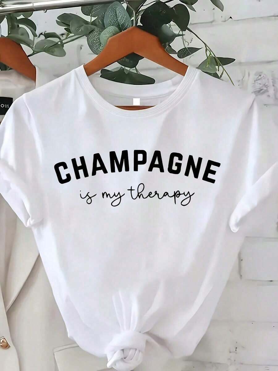 Camiseta Deportiva Casual de Tallas Grandes para Mujer 0-8 | Gris Claro con Estampado "CHAMPAGNE Is My Relax" | Corte relajado, manga corta, cuello redondo | Camisetas para Mujer, Lavables a Máquina, Comodidad para Todas las Temporadas | Corte relajado | Camisa de talla grande > Hermosa. - Blanco - Ver 1