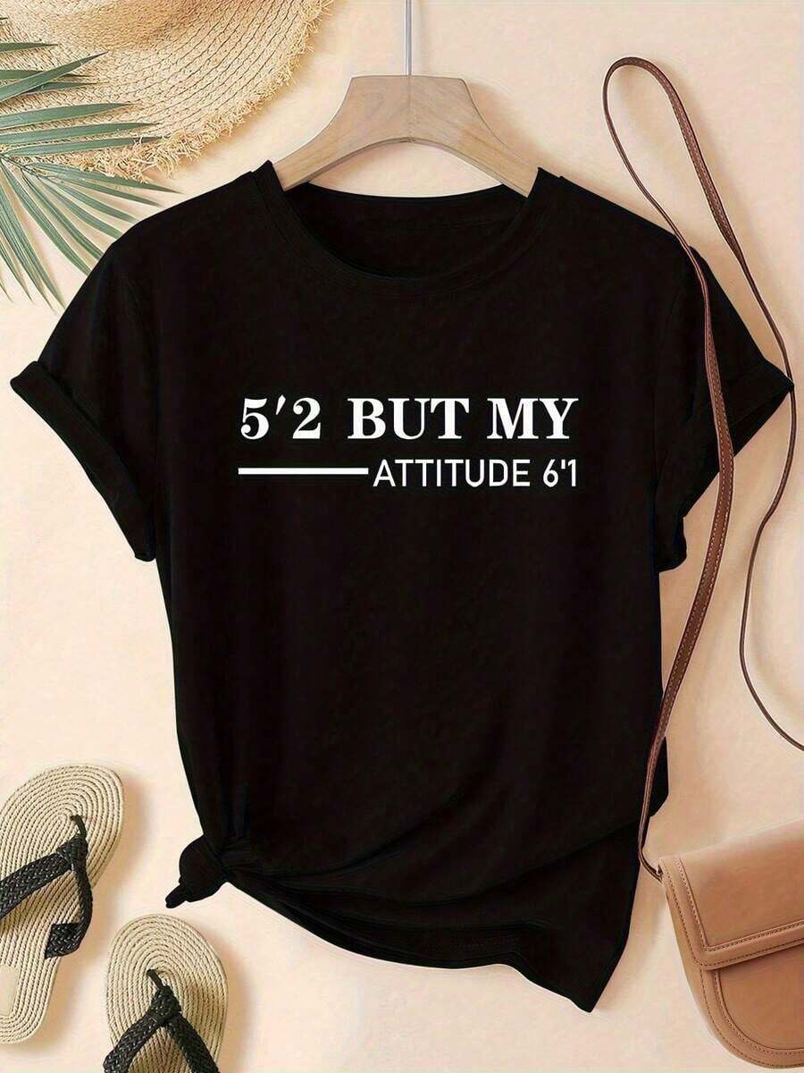 Camiseta gráfica para mujer "5'2 BUT MY ATTITUDE 6'1" - Con texto blanco, camiseta casual de manga corta y cuello redondo, corte relajado, lavable a máquina, comodidad para todas las estaciones, camisetas para damas, ropa cómoda, estampado divertido, estampado duradero, tela suave. - Negro - Ver 1