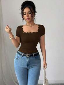 Nueva camiseta de mujer de manga corta con cuello cuadrado, dobladillo ondulado negro y fruncido lateral, versátil para el verano - Café integral - Ver 5