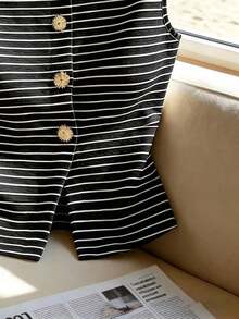 Elegante y versátil top de punto a rayas, apropiado para ir a la oficina, salir de fiesta o uso casual.Cuello redondo, sin mangas, con decoración de botones metálicos. - Negro - Ver 3