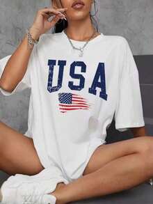 Women's White T-Shirt With A Modern Vintage-Style College Letter Print In Navy Blue Featuring The Word USA And The American Flag In A Distressed Artistic Design. Ideal For An Urban, Patriotic, And Casual Look Inspired By American Streetwear Fashion. Made From Soft, Cool, And Versatile Cotton, Perfect For Spring, Summer, And Autumn. Available In Sizes M, L, XL, And XXL. Perfect To Pair With Jeans, Shorts, Or Timeless Athletic Outfits With A Classic College Feel. - 白色的 - 查看 1