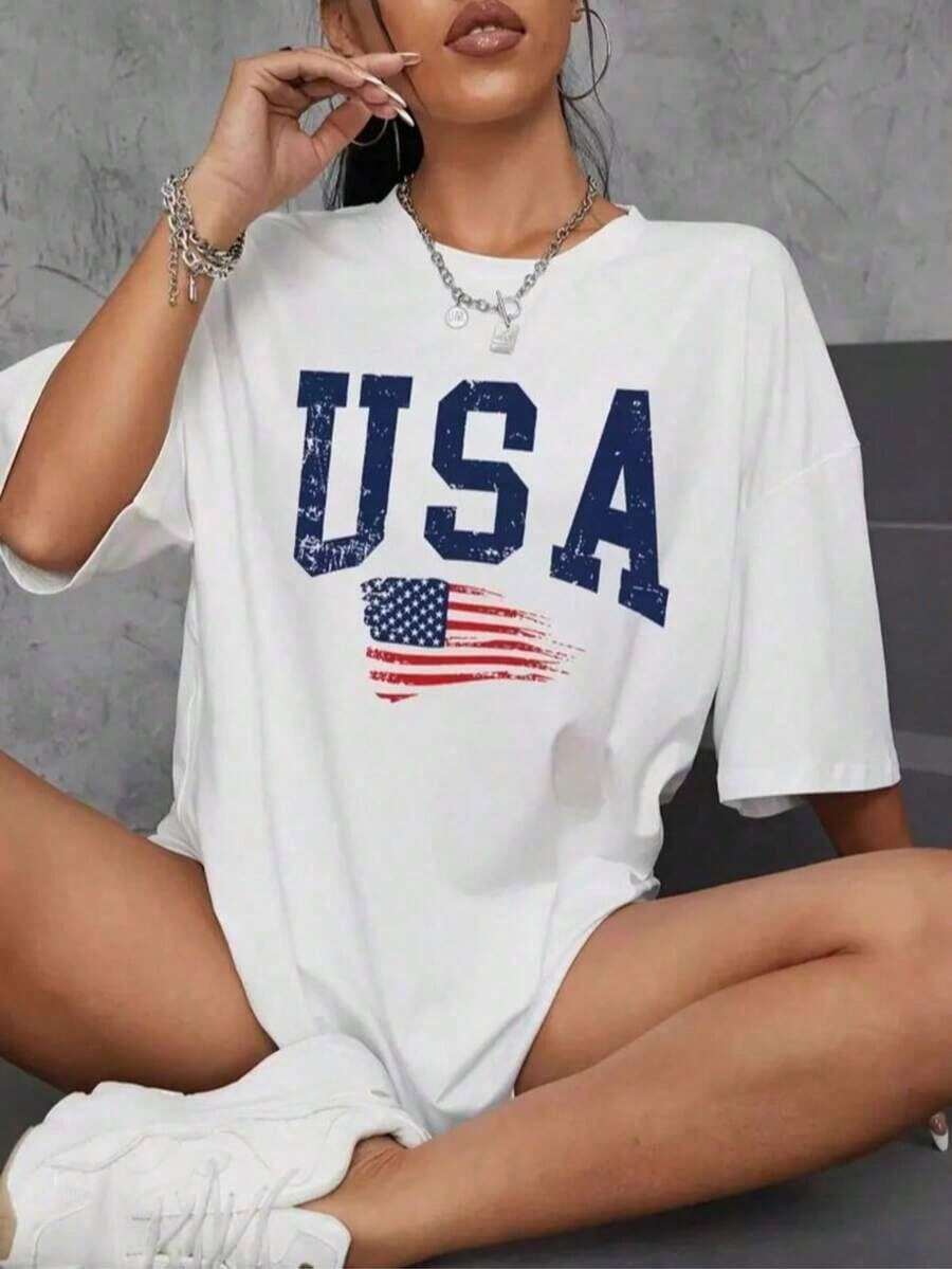 Women's White T-Shirt With A Modern Vintage-Style College Letter Print In Navy Blue Featuring The Word USA And The American Flag In A Distressed Artistic Design. Ideal For An Urban, Patriotic, And Casual Look Inspired By American Streetwear Fashion. Made From Soft, Cool, And Versatile Cotton, Perfect For Spring, Summer, And Autumn. Available In Sizes M, L, XL, And XXL. Perfect To Pair With Jeans, Shorts, Or Timeless Athletic Outfits With A Classic College Feel. - 白色的 - 查看 1