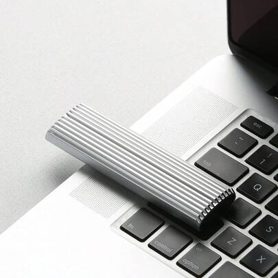 علبة محرك الأقراص الصلبة M.2 Nvme من الألومنيوم - تصميم بمبدد حراري، مناسبة لأقراص Nvme SSD (مثل 2230/2242/2260/2280)، يدعم USB-C 3.2 الجيل الثاني (10 جيجابت في الثانية)، تركيب بدون أدوات، هيكل من سبيكة الألومنيوم