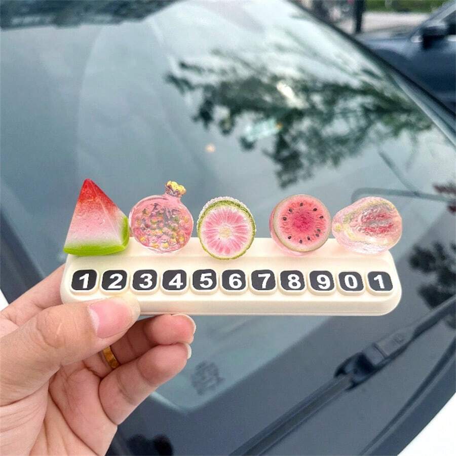 吸睛水果造型停車牌,裝飾用樹脂飾品,臨時停車牌,可愛樹脂西瓜與石榴裝飾,可隱藏並顯示車內電話號碼的裝置,時尚汽車儀表板配件,女性駕駛與新車主的禮物,送給駕駛者的甜美禮物 - 水果號碼牌 - 查看 1