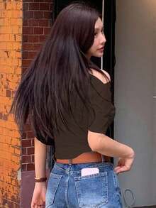 Camiseta blanca de manga corta de ajuste ceñido con cuello oblicuo de unicolor para mujer, top de verano para salir - Marrón - Ver 2