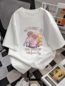 Ilustración que muestra el amor entre generaciones con mensaje sobre la unión familiar y el valor de compartir momentos auténticos que reflejan ternura y cariño, camiseta de mujer  cómoda y casual para uso diario - Blanco - Ver 2