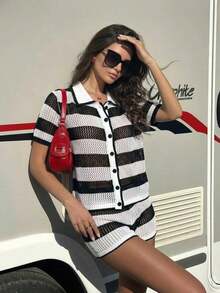 Elegante conjunto de moda casual de primavera/verano para mujer, ideal para vacaciones y playa, con top de manga corta de cuello redondo con abertura y botones, y shorts, en estilo de punto a rayas y hueco - Blanco y Negro - Ver 4