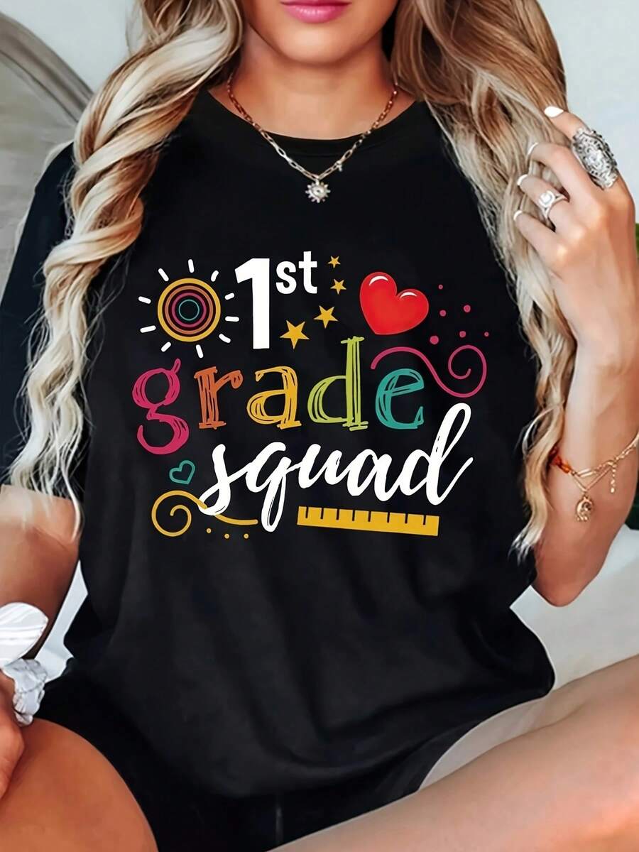 Elegante camiseta de mujer para uso diario con estampado "First Grade Squad", cuello redondo casual, mangas cortas, corte regular, tejido de punto, ligeramente elástica, estampado de letras, adecuada para el verano, camiseta de moda chic. - Negro - Ver 1