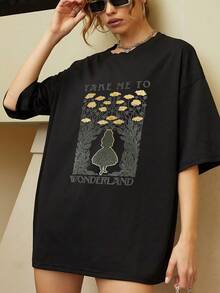 Figure Of A Girl In Front Of Golden Flowers Symbolizing Curiosity And Fantasy In A Magical Dream Garden In The Style Of An Enchanted Fairy Tale. Comfortable And Soft Women's T-Shirt Ideal For Everyday Wear And Relaxed Moments. - 黑色 - 查看 6