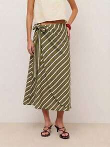 Falda midi envolvente con rayas diagonales, cierre lateral con lazo y bajo asimétrico.Silueta fluida con un drapeado favorecedor, perfecta para looks de primavera y verano, estilo casual chic y uso diario sin esfuerzo. - Verde militar - Ver 1