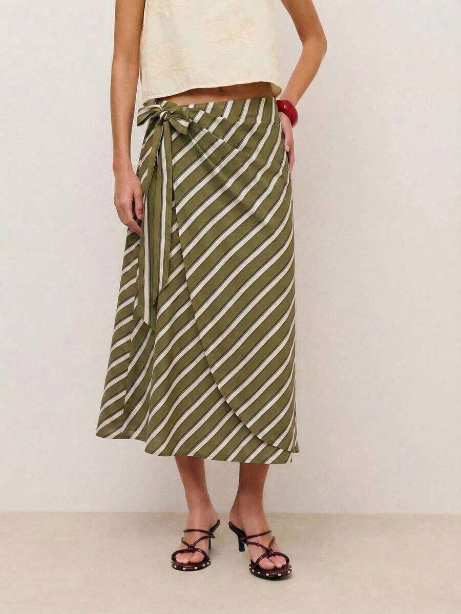 Falda midi envolvente con rayas diagonales, cierre lateral con lazo y bajo asimétrico.Silueta fluida con un drapeado favorecedor, perfecta para looks de primavera y verano, estilo casual chic y uso diario sin esfuerzo. - Verde militar - Ver 1