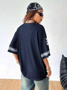 Camiseta de jersey de fútbol de cuello en V oversize de manga caída con estampado de letras para mujer, estilo de pareja - Azul marino - Ver 2