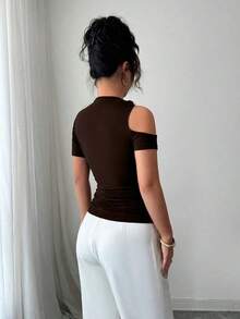 Camiseta de moda de manga corta para mujer de unicolor con recortes calados y decoración metálica - Marrón 2 - Ver 2