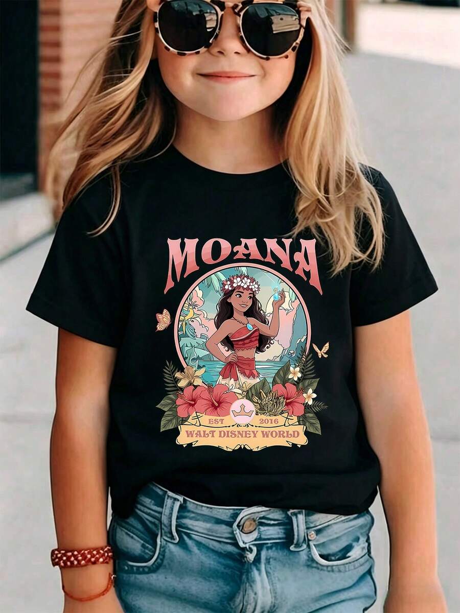 Disney Moana Girls' Short Sleeve T-Shirt, Featuring Moana Holding The Heart Of Te Fiti In A Tropical Frame, Surrounded By Hibiscus Flowers, Palm Leaves, Butterflies And "MOANA" Lettering At The Top, "Walt Disney World EST 2016" Banner At The Bottom, Perfect For Disney Park Trips, Beach Vacations, Casual Outings And Daily Wear, Made Of Soft Breathable Cotton Fabric, Shipped From UK Local Warehouse For Quick Delivery, Kids' Tropical-Themed Top For Little Girls. - màu đen - Xem 1