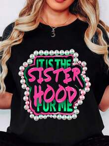 Camiseta con estampado gráfico adornado con perlas It Is Sisterhood Me - Perfecta para eventos de hermandad, fiestas y uso casual - Camiseta unisex de algodón suelto de manga corta y cuello redondo, estilo vintage urbano. - Negro - Ver 1
