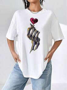 Playera gráfica con mano de esqueleto de corazón.Elegante Playera para mujer con ilustraciones únicas.Perfecta para uso informal.Tejido de mezcla de algodón moderno y cómodo.Disponible en varios tamaños para un ajuste perfecto. - Blanco - Ver 5