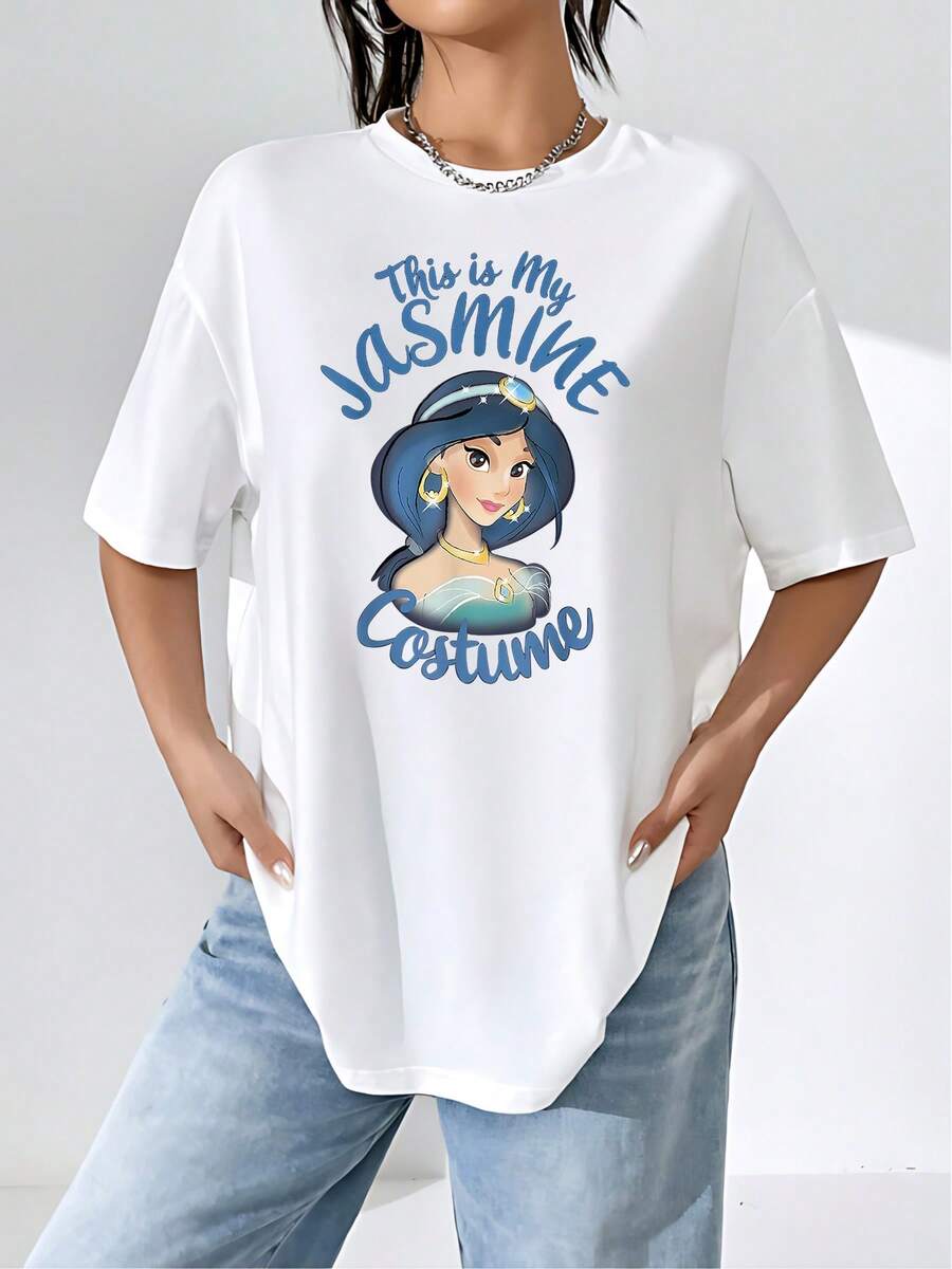 Ilustración inspirada en un personaje de cuento con cabello azul y joyas doradas que transmite elegancia y fantasía camiseta de mujer cómoda para uso diario y perfecta para expresar estilo y personalidad - Blanco - Ver 1
