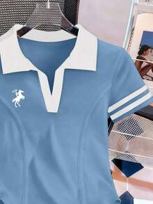 Camiseta de mujer casual de manga corta con cuello polo, estampado de caballero a rayas y contraste de color - Celeste - Ver 4