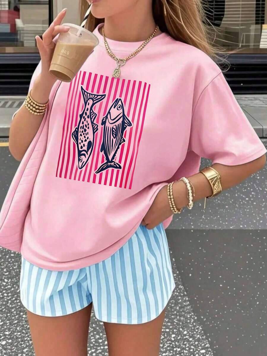 Women's Pink Oversized Summer T-Shirt With Fish And Stripe Print. Casual Short-Sleeved Pink T-Shirt With Fish Graphic, Ideal For Summer Looks. - YH469-粉紅色 - 查看 1